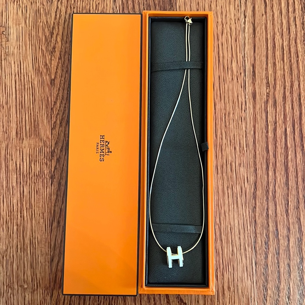 Hermes necklace in yellow gold and white has been worn